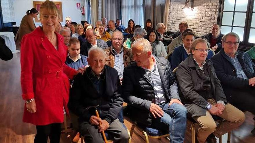 Paloma Gázquez, en la reunión con las juntas locales del Oriente. En el centro, José Felgueres, cabeza de lista por el Oriente, y, a la derecha, el candidato al Senado, Ramón García Cañal.