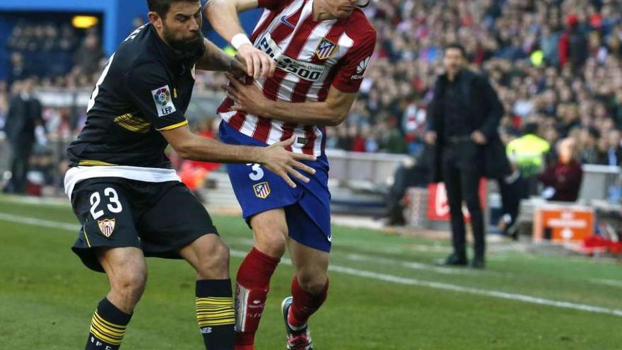 El rojiblanco Luiz Filipe trata de supera al defensa sevillista Jorge Andújar en un momento del partido disputado ayer en el Calderón. // Efe