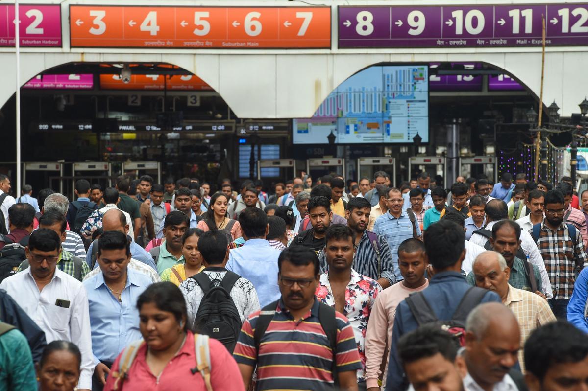 Hora punta en la estación de tren en Bombay