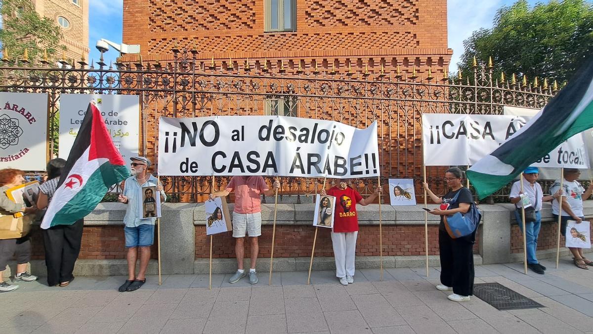 Concentración contra el cierre de Casa Árabe
