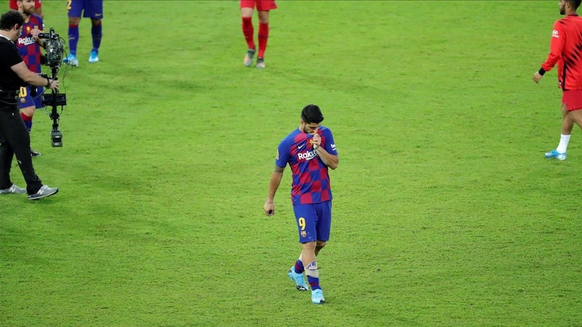 Luis Suárez abandona desolado el estadio de Yeda tras ser eliminado por el Atlético.