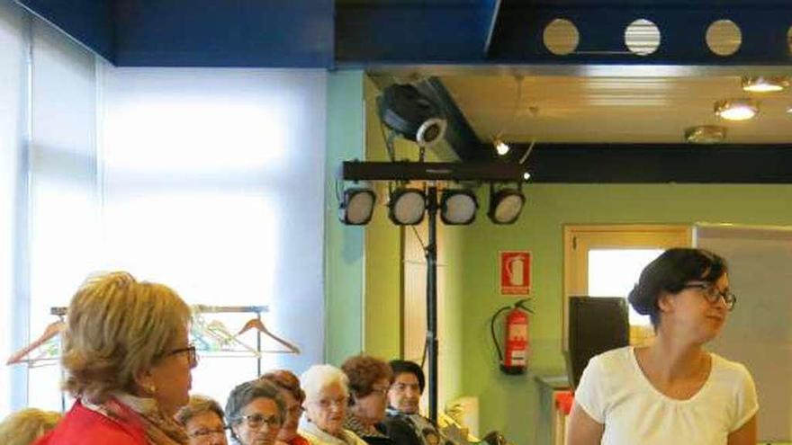 Patricia Lamuño, a la izquierda, escuchando una intervención en la primera charla de la Semana de nuestros mayores riosellana.