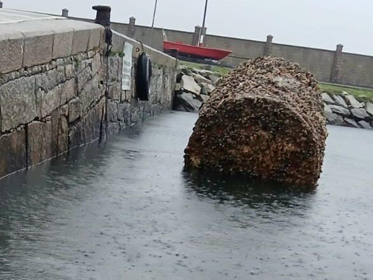 Un bidón remolcado por Gardacostas de Galicia hasta el puerto cambadés de Tragove.