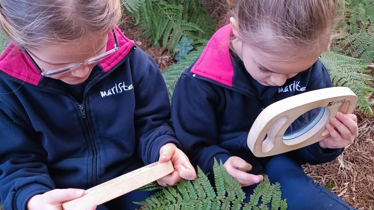Dues alumnes del col·legi Maristes Girona, en una activitat d'observació.