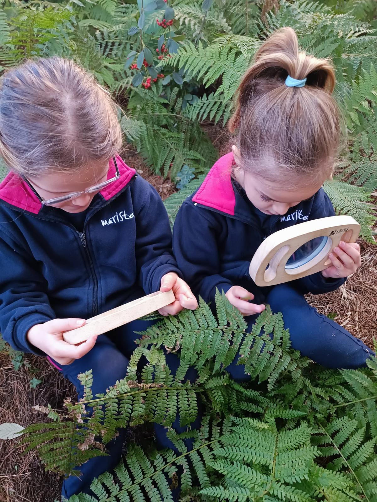 Dues alumnes del col·legi Maristes Girona, en una activitat d'observació.