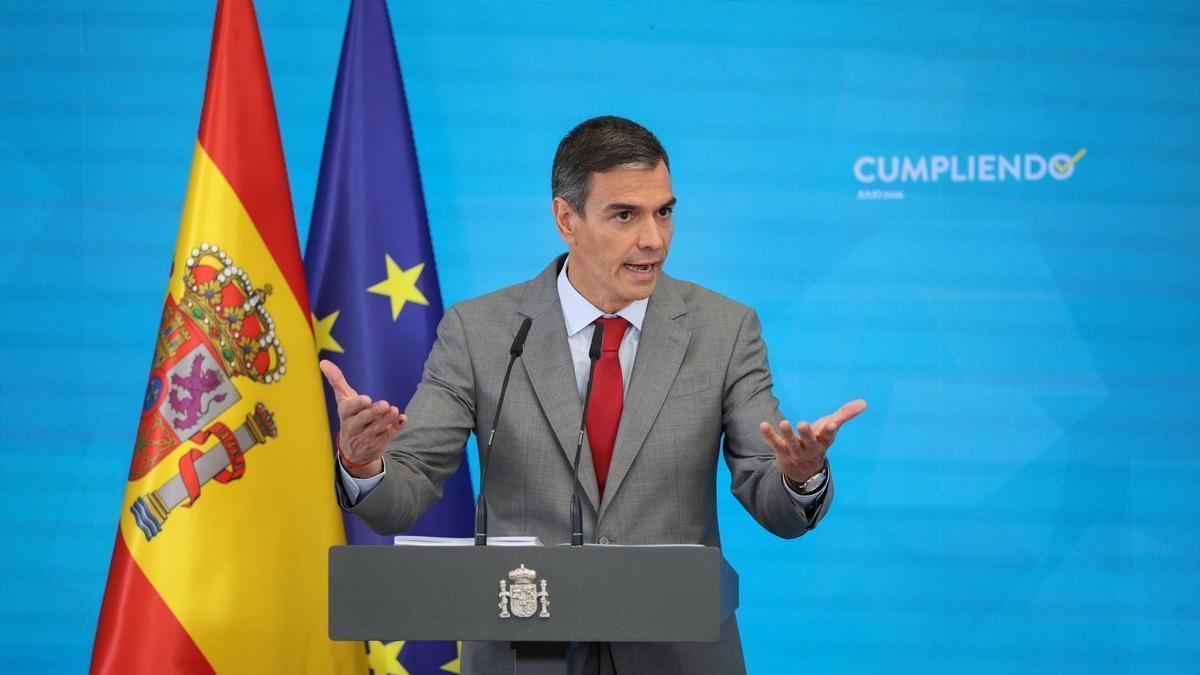 El presidente del Gobierno, Pedro Sánchez, comparece ante los medios en el Complejo de la Moncloa, a 28 de julio de 2026, en Madrid (España). Sánchez ha hecho balance del curso político antes del parón estival y ha presentado el informe periódico de rendi