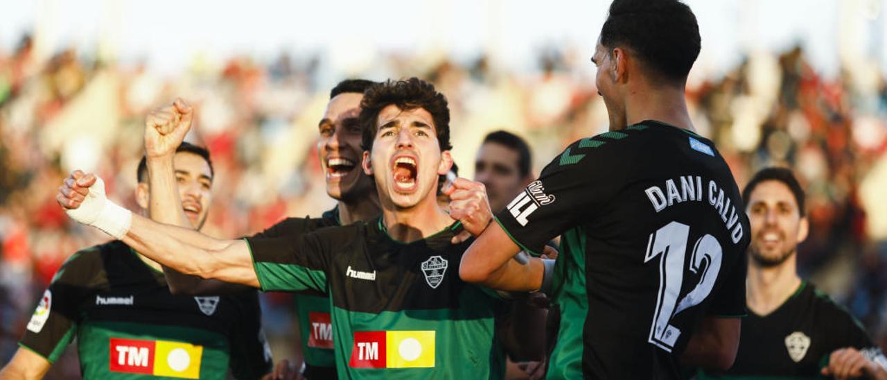 Los jugadores del Elche celebran el empate a uno frente al Athletic.