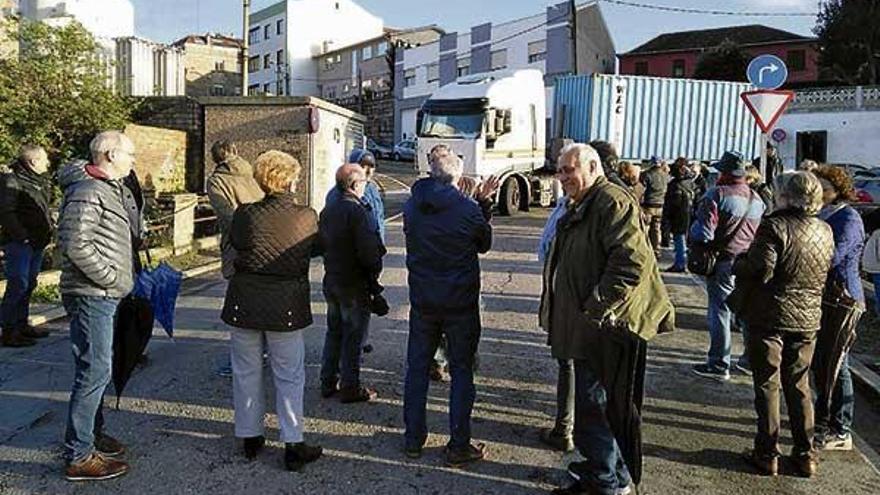 Bloqueo vecinal del acceso a Adif y la empacadora