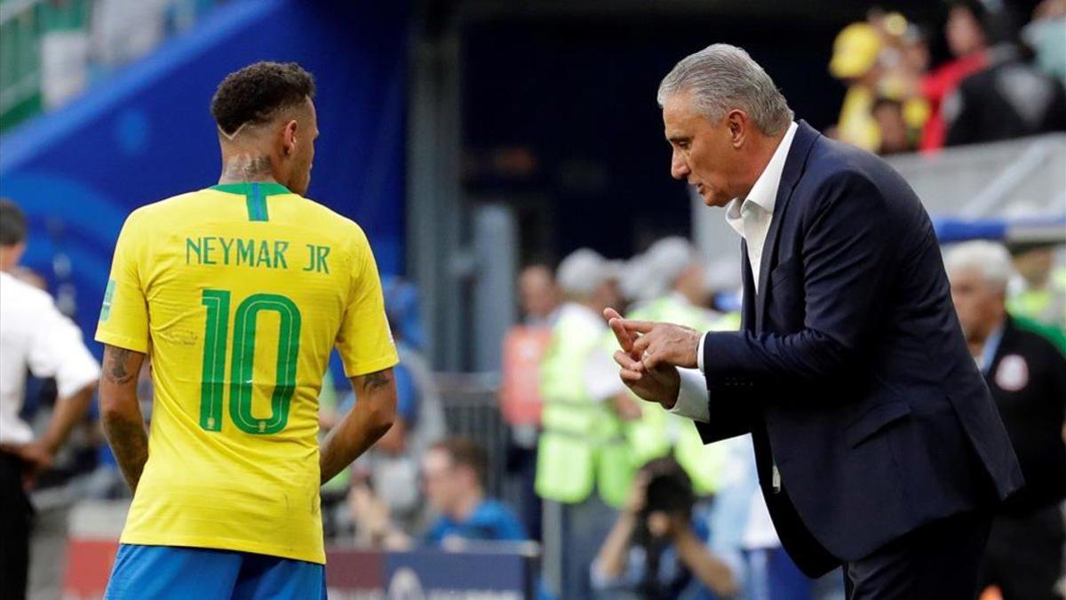 Tite dando instrucciones a Neymar en un encuentro de la selección brasileña