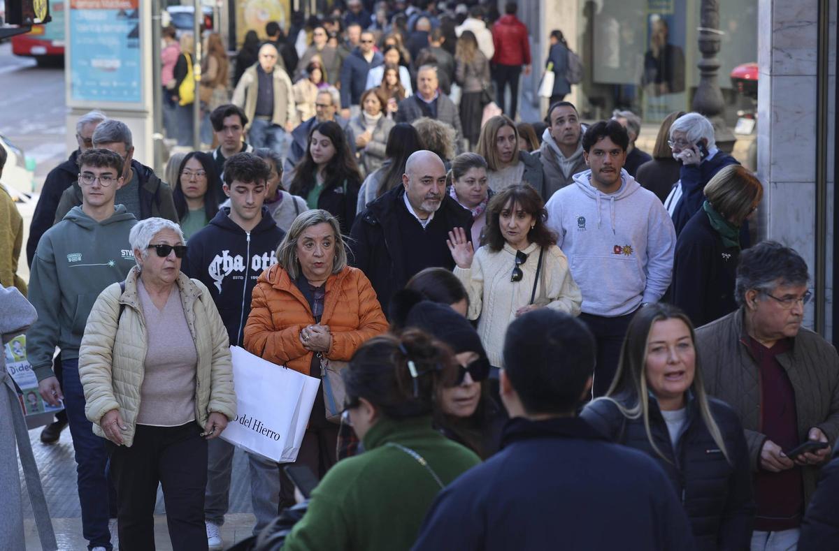 Compradores en la calle Colón durante el pasado Black Fryday.