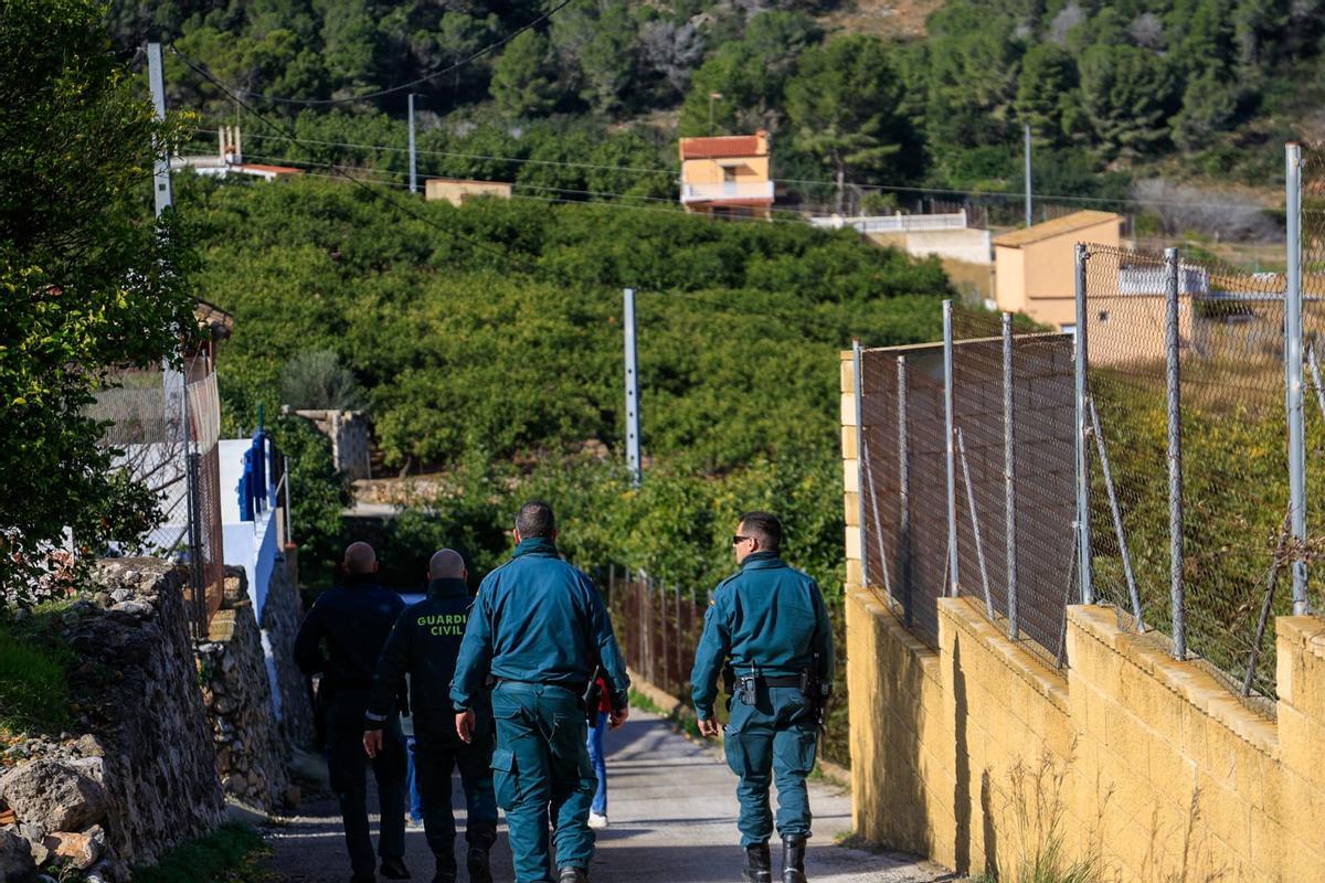 Efectivos de la Guardia Civil desplegados sobre el terreno.