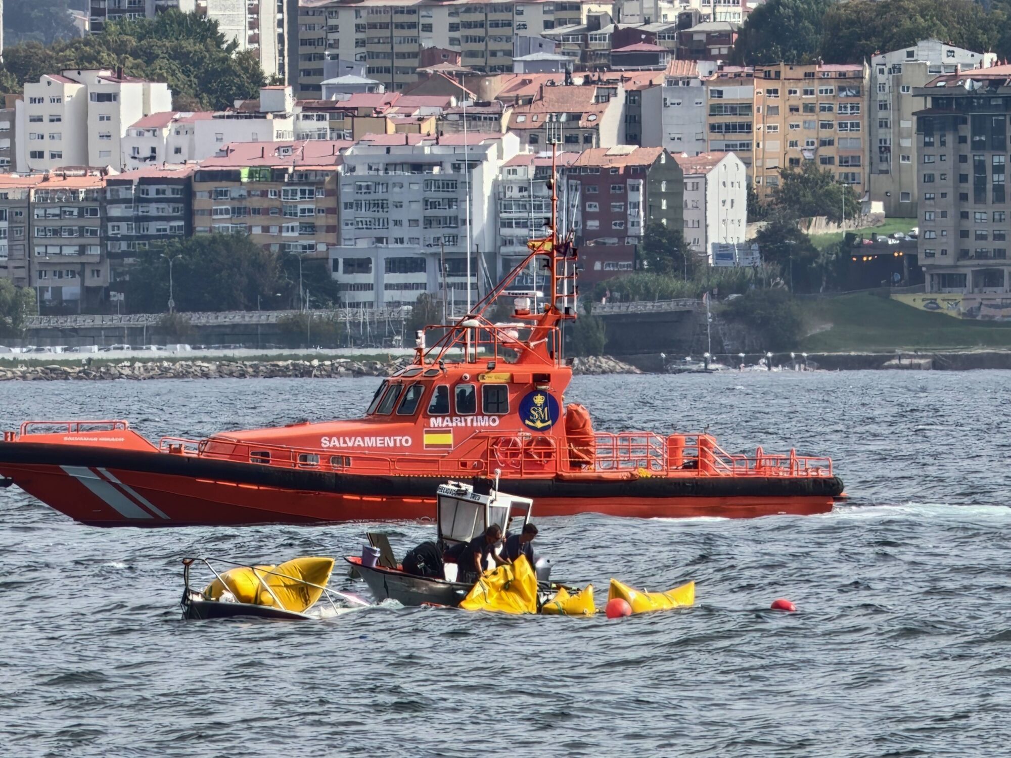 Reflotado al puerto de Cangas el barco de recreo hundido en A Borneira frente a Massó