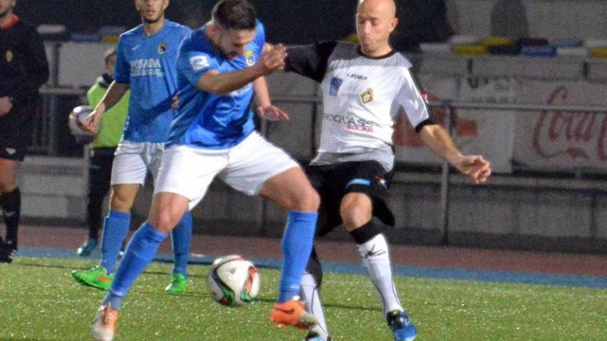 El jugador del Urraca Pascual, a la izquierda, lucha por un balón con Oscar Pérez en el encuentro de ida.