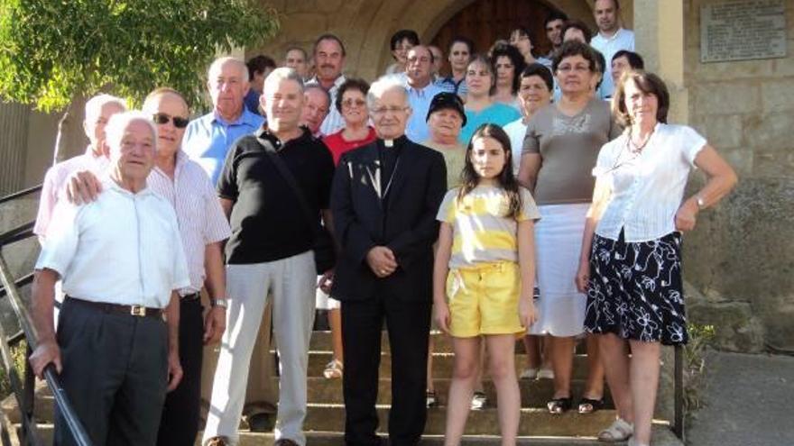 El obispo, en el centro, junto a vecinos de Cuelgamures a las puertas de la iglesia.