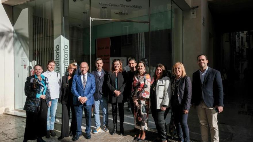 Los participantes en la jornada posaron a las puertas del Auditorio del Museo Thyssen. | G. MARRERO