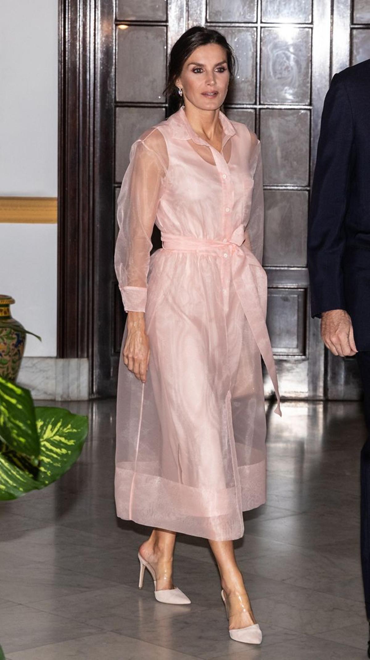 El vestido con transparencias de la reina Letizia en La Habana