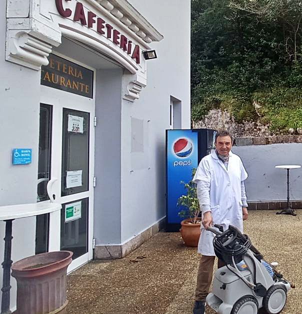  Francisco Viesca, junto a la cafetería de Covadonga en la que trabaja.