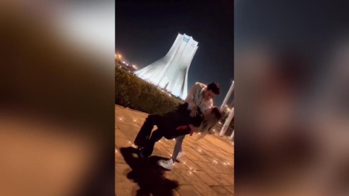 Irán condena a prisión a una pareja de jóvenes por bailar en la calle.