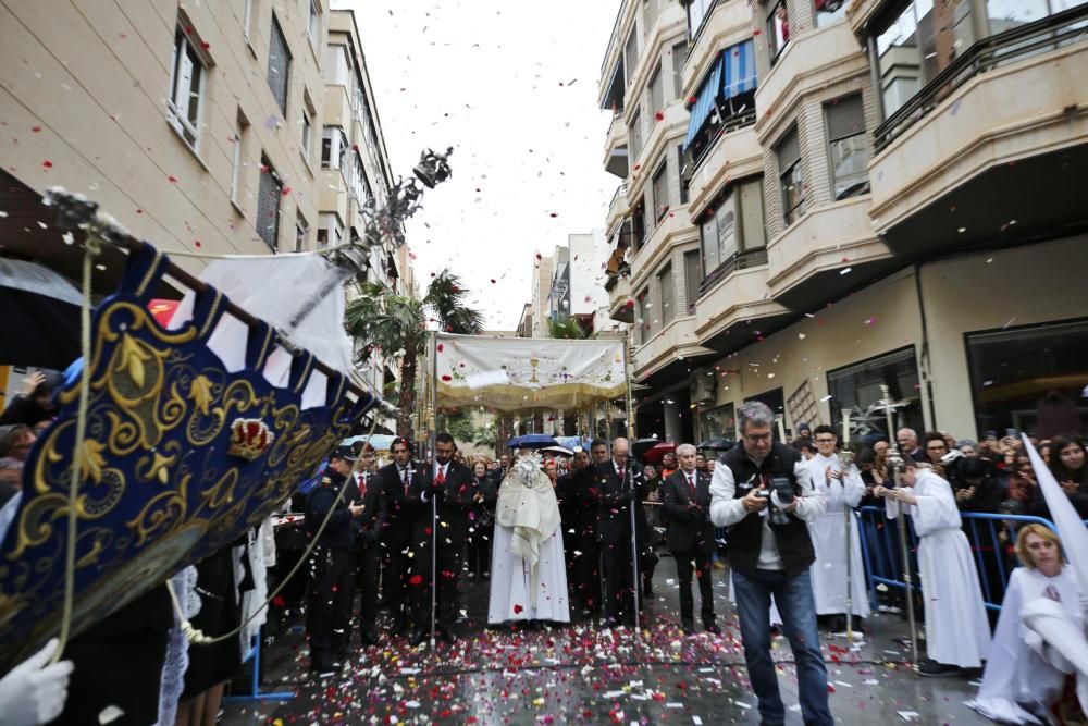 Pese a la fina lluvia que caía a primera hora de la mañana la procesión de Domingo de Resurección pudo celebrar el tradicional Encuentro en las cuatro esquinas