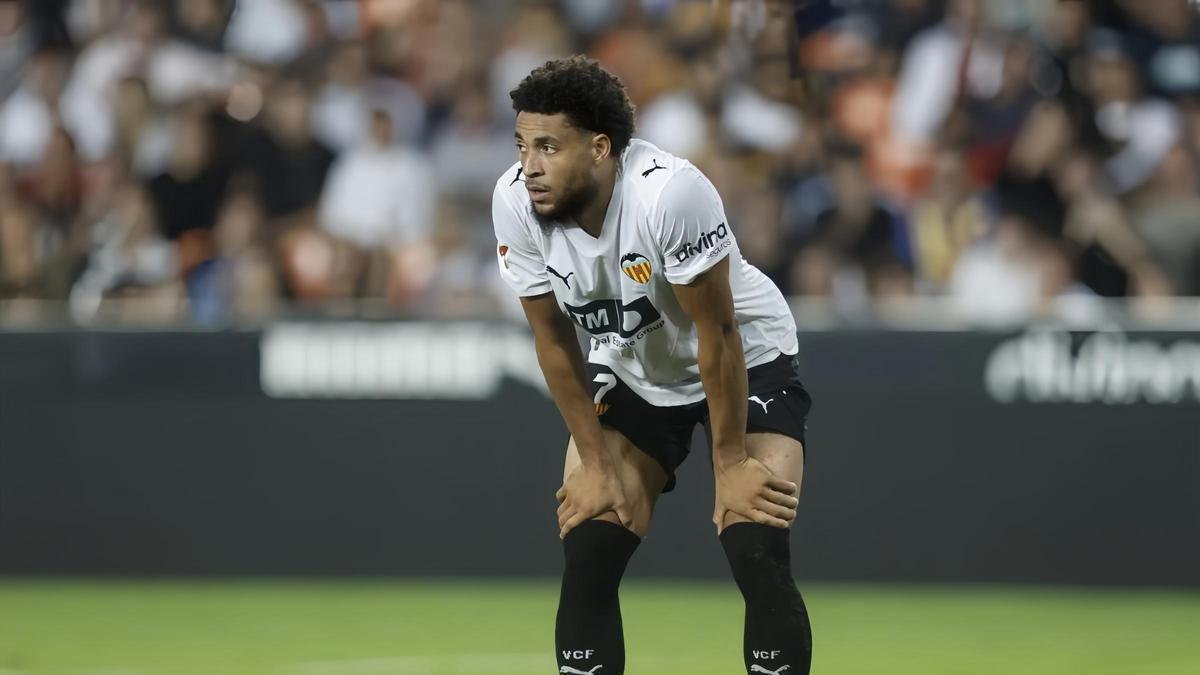 Danjuma, pensativo sobre el terreno de juego de Mestalla