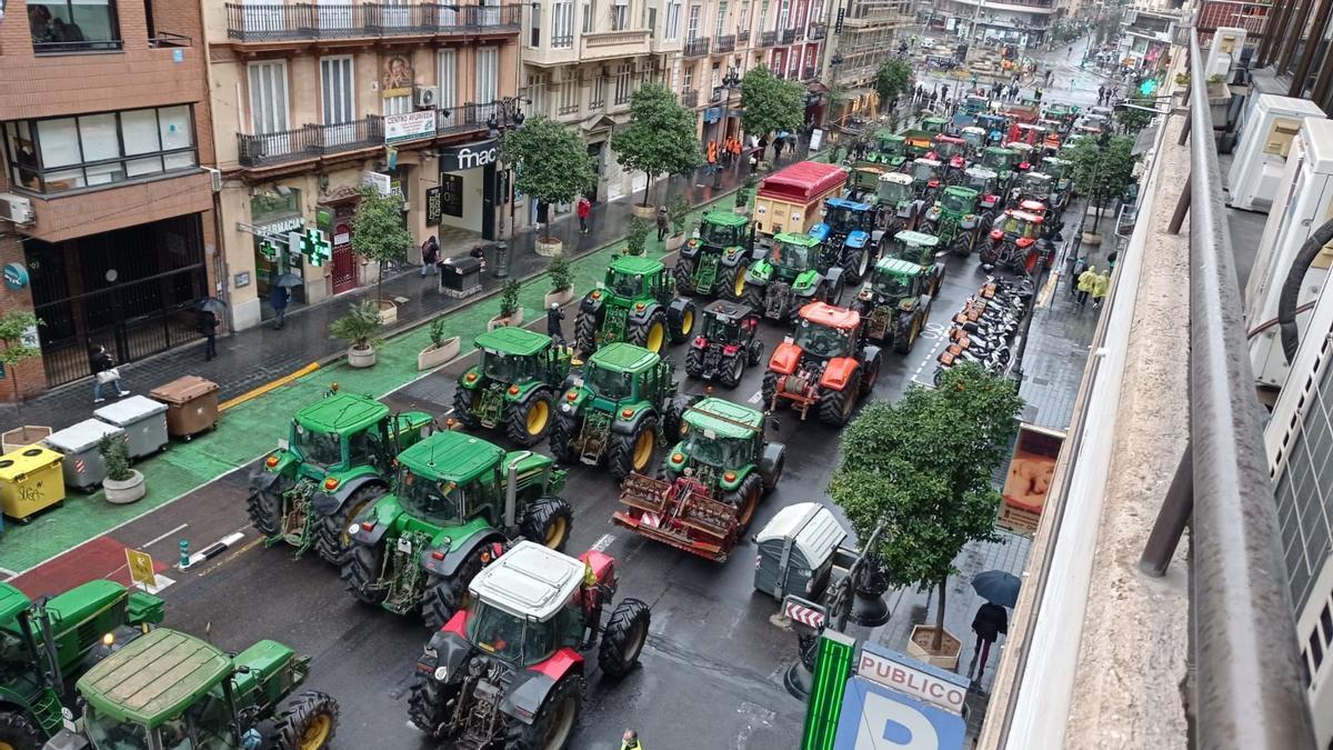 Unos 250 tractores han colapsado el centro de València para reclamar soluciones a los problemas del sector agrícola.