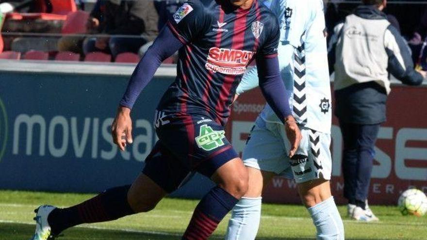 El Huesca encuentra el camino hacia la salvación en la primera parte (3-1)