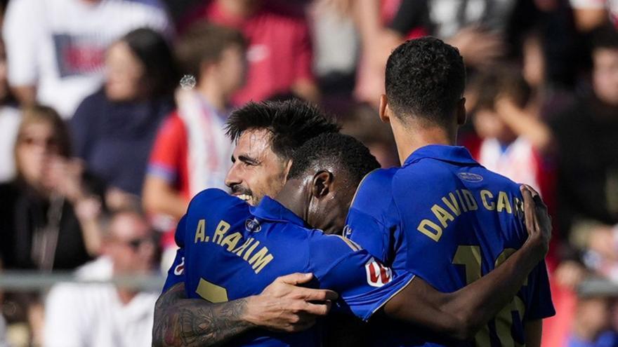 Costas, Rahim y Carmo celebran el gol este último en Montilivi. | EFE