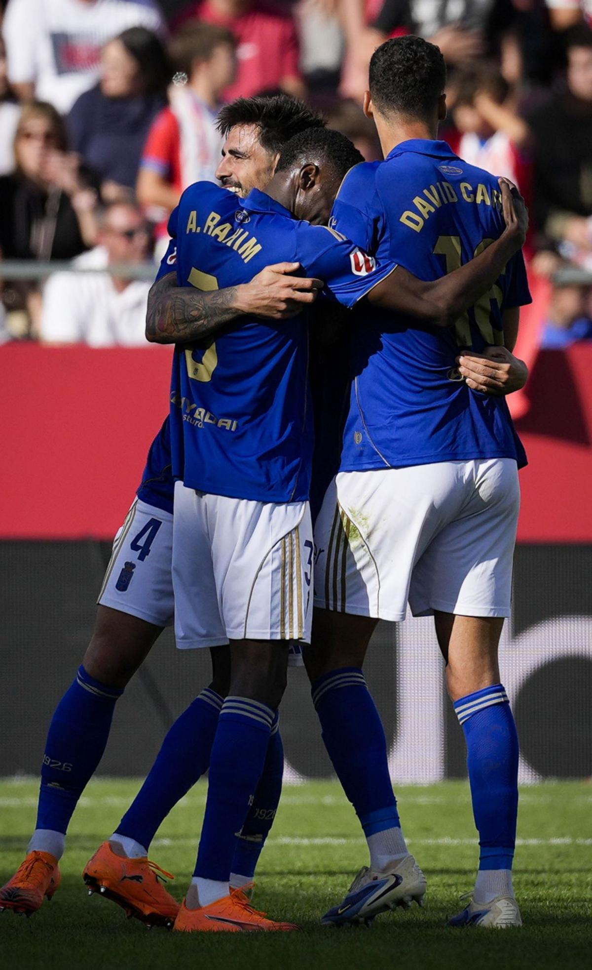 Costas, Rahim y Carmo celebran el gol este último en Montilivi. | EFE