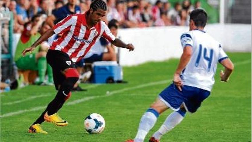 El jove Jonás Ramalho controla la pilota en un partit del Bilbao Athletic d&#039;aquesta passada temporada.