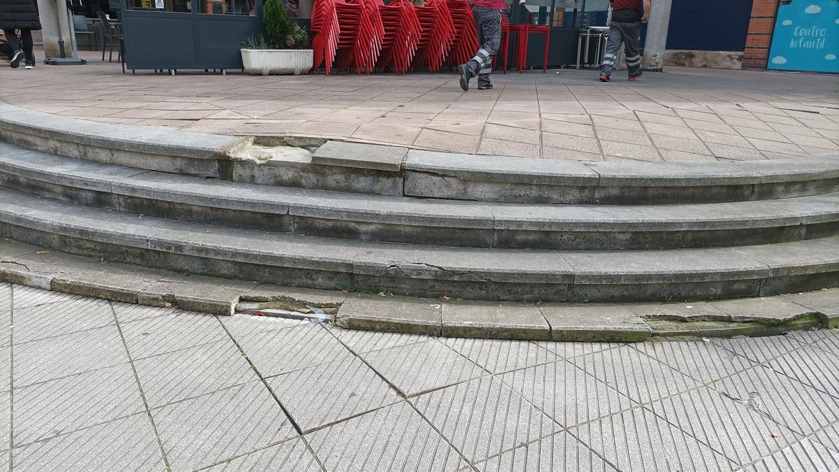 Las escaleras deterioradas situadas en la calle Puerto de Pajares del barrio ovetense de Teatinos.