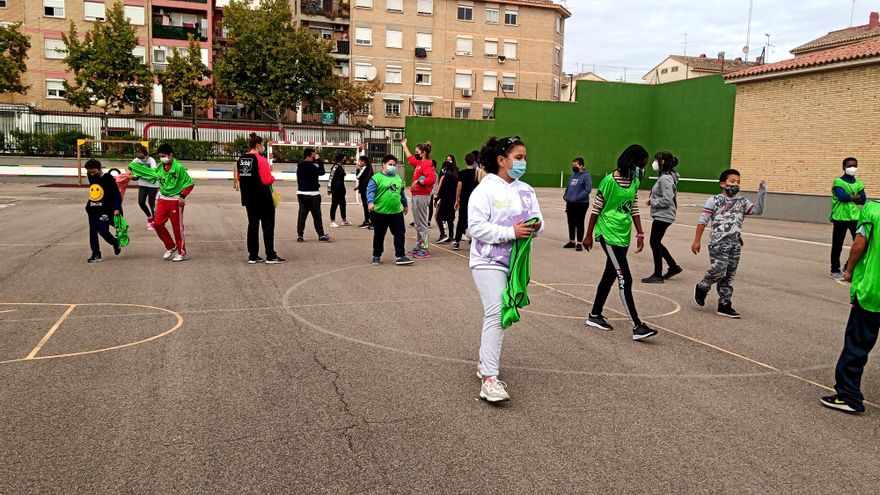 Dos jugadoras del Schär Colores Zaragoza de balonmano visitan el CEIP Fernando El Católico