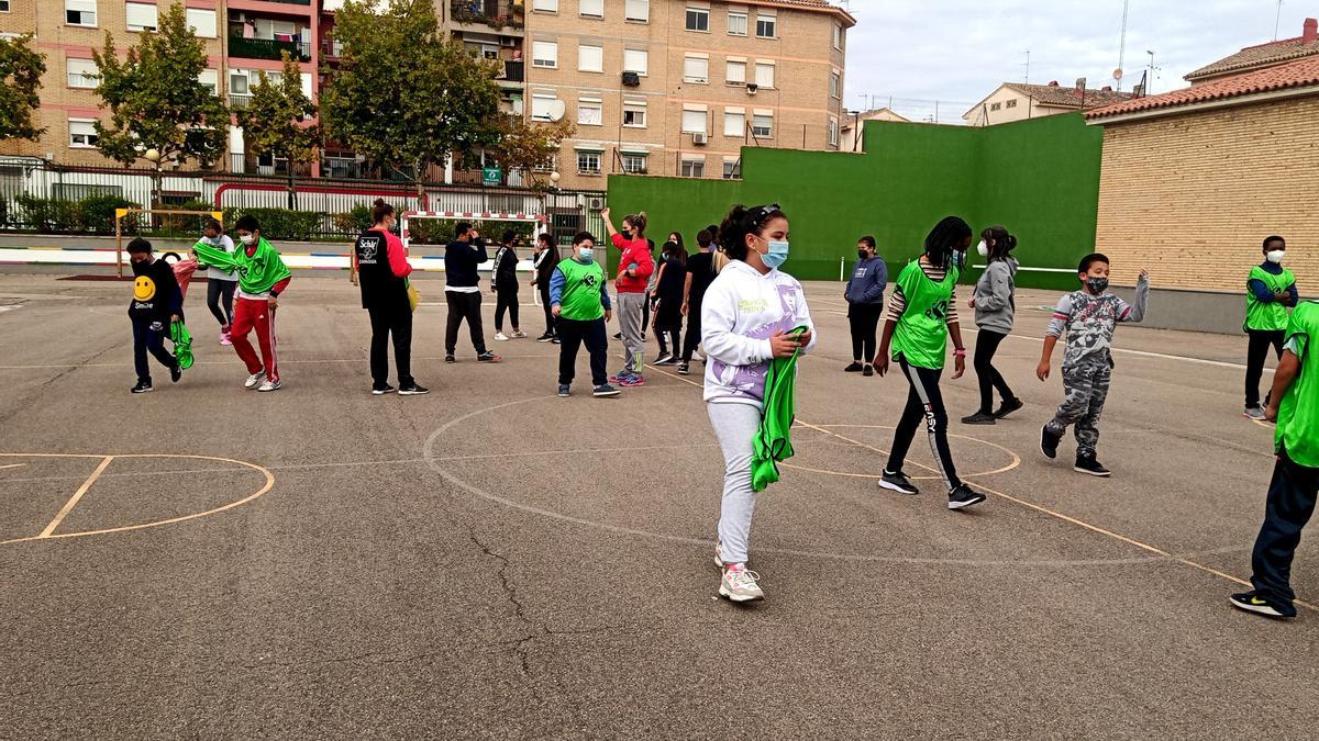 Alumnas y alumnos del CEIP Fernando El Católico de Zaragoza, en el barrio Oliver, disputan un partido de balonmano.