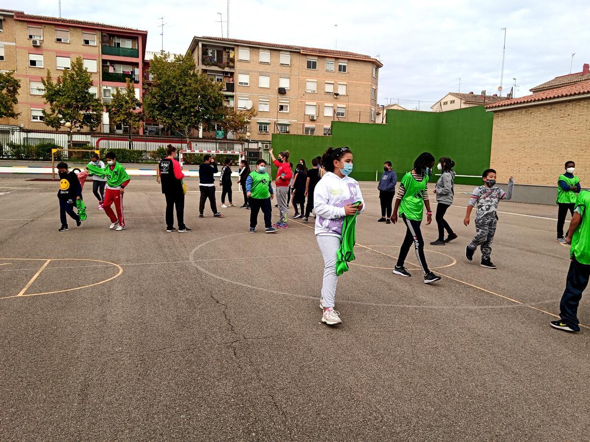 Alumnas y alumnos del CEIP Fernando El Católico de Zaragoza, en el barrio Oliver, disputan un partido de balonmano.