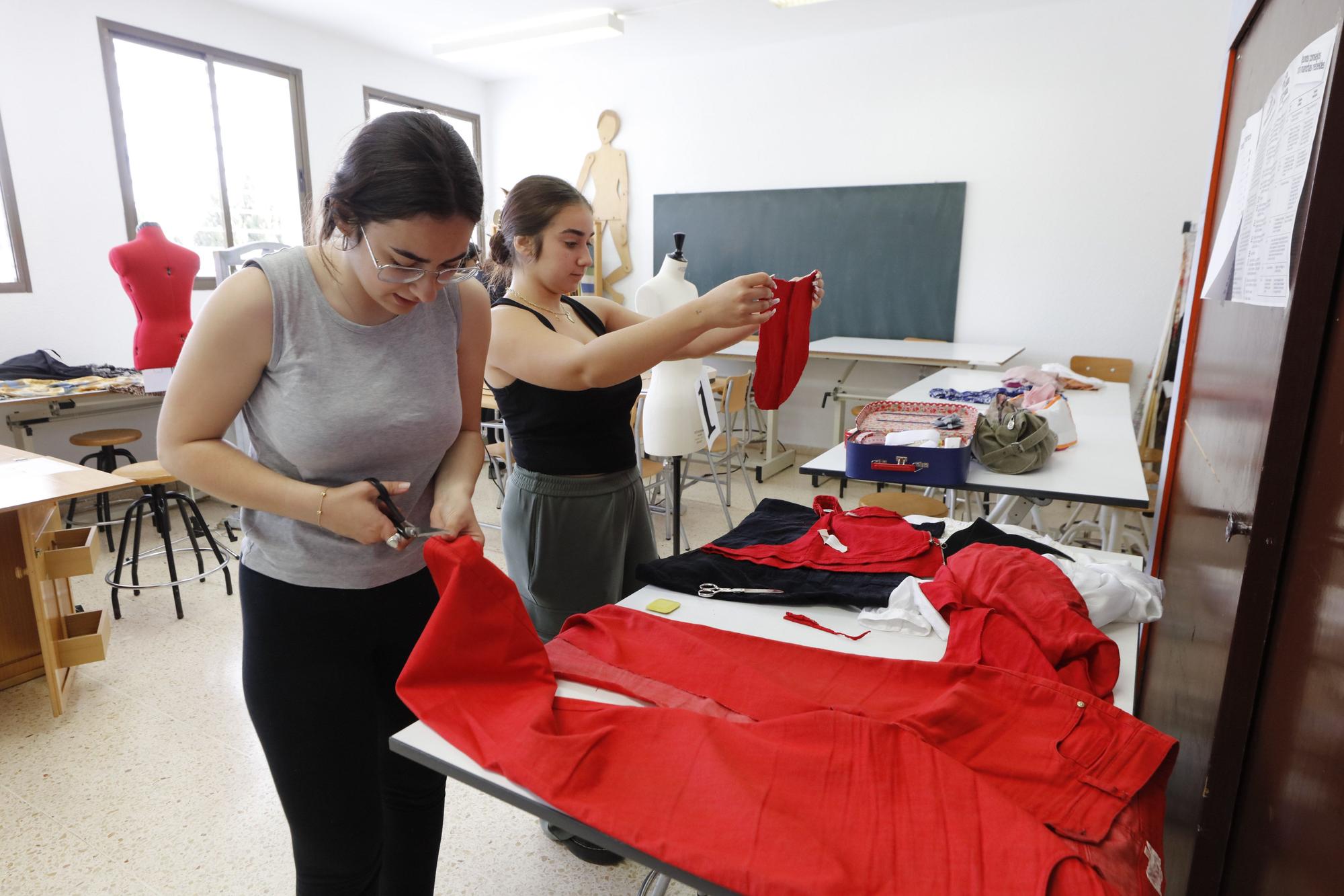 Mira aquí todas las fotos del concurso de reciclaje en la Escola d'Art de Ibiza