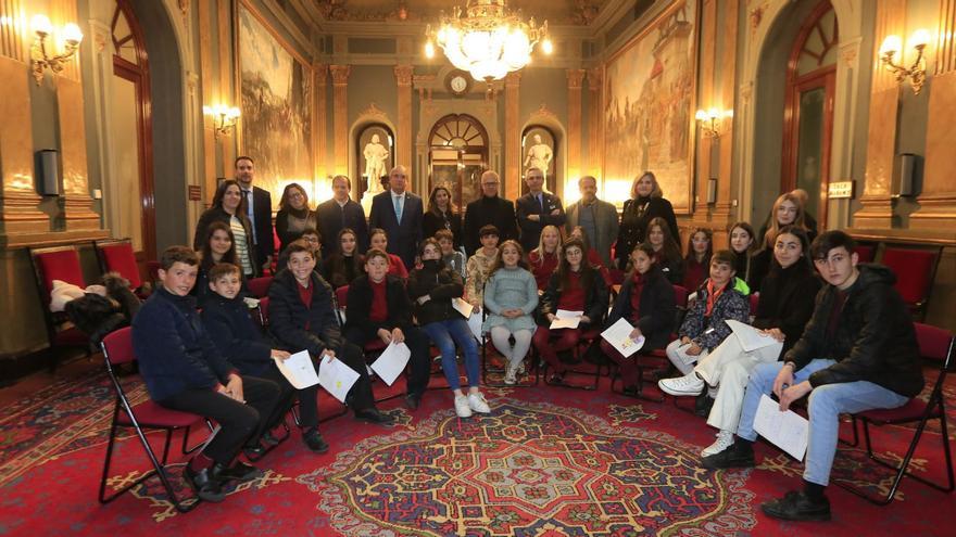 Ander Gil, presidente del Senado, recibe a los responsables del proyecto 'La Constitución de los niños' en la Cámara Alta.