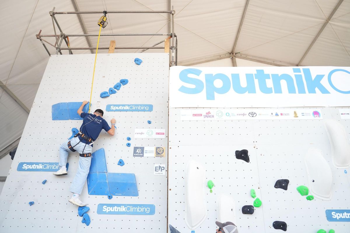 El taekwondista olímpico Jesús Tortosa inaugurando el muro de boulder.