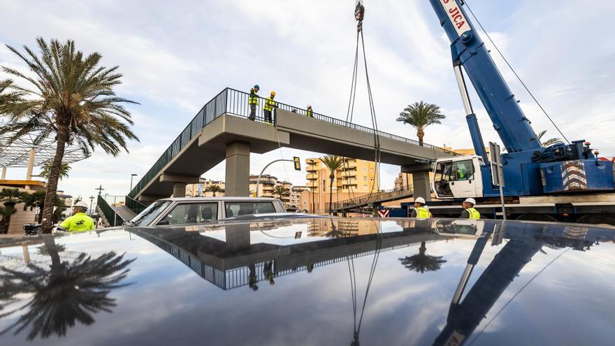 Recolocado con una grúa de gran tamaño el paso elevado desplazado por un camión en Ibiza