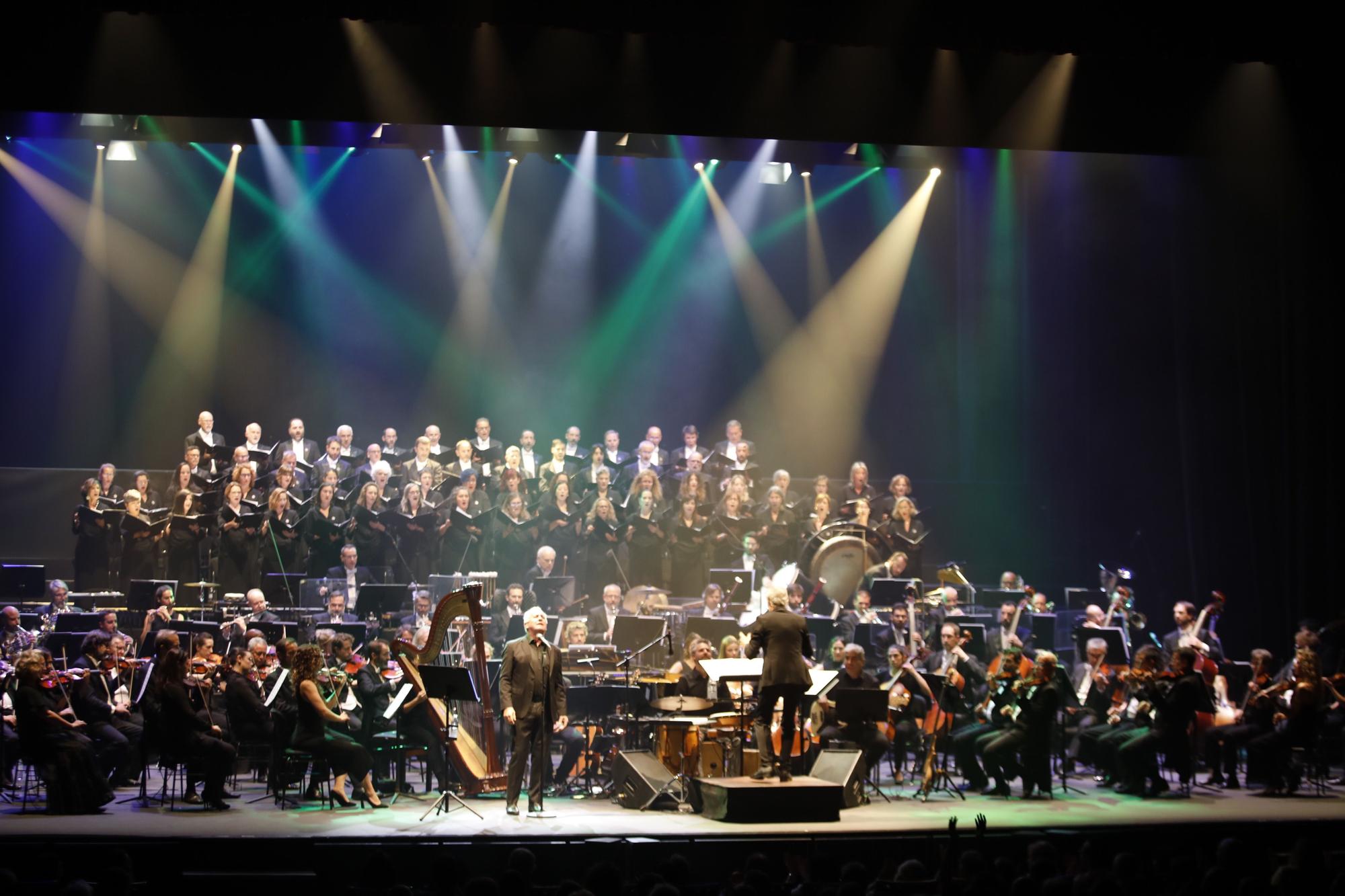 EN IMÁGENES: Así fue el tercer concierto de Víctor Manuel en la Laboral con la OSPA y el Coro de la Fundación Princesa de Asturias