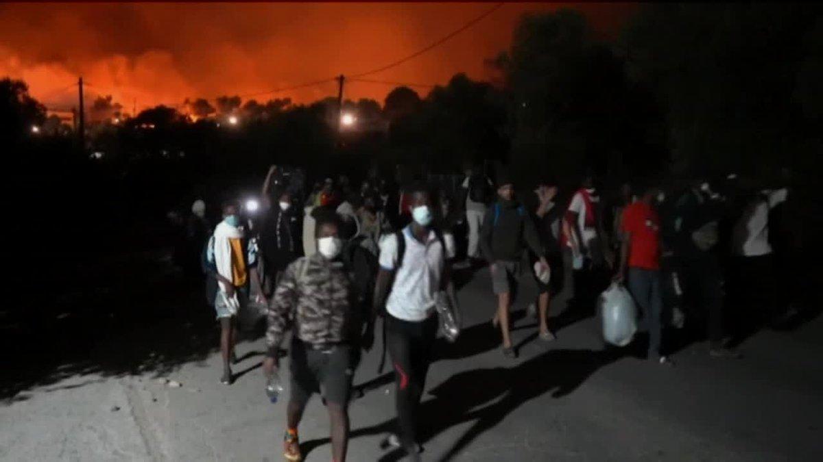 Incendio en el campo de refugiados de Moria en la isla de Lesbos tras los enfrentamientos esta madrugada entre migrantes.