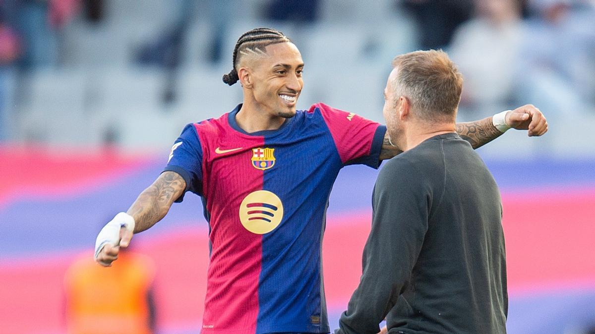 Raphinha festeja su gol junto a Hansi Flick, en Montjuïc.