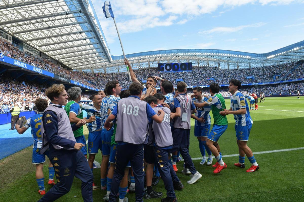 Eddahchouri celebra su gol ante el Andorra en la 25-26.