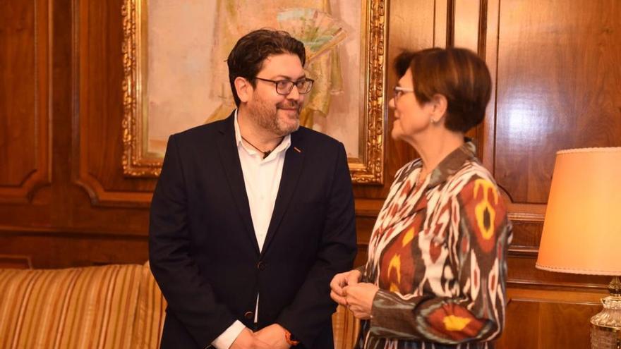 La presidenta de la Asamblea, Rosa Peñalver, en su reunión con Miguel Sánchez de Ciudadanos