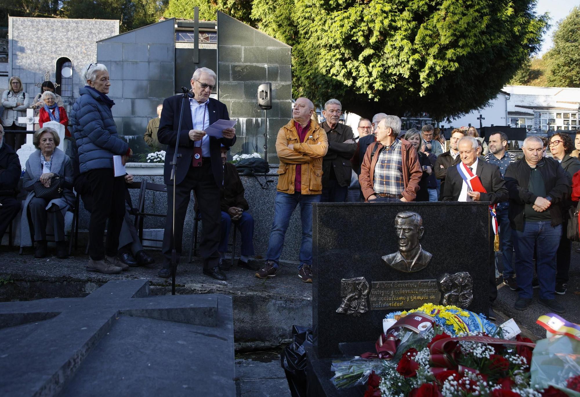 EN IMÁGENES: La inhumación de los restos de José Barreiro en Langreo