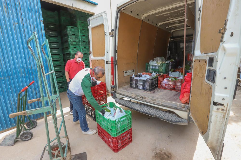 Agricultores y mercaderes venden a domicilio el género que cultivan y que compran tras la suspensión de la venta ambulante, que tiene previsto su reanudación desde el 30 de abril