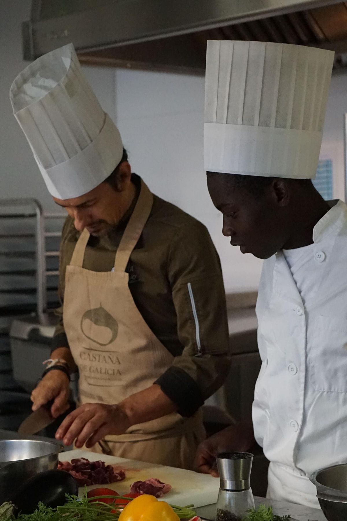 Moussa junto a Kike Piñeiro practicando para la demostración culinaria.