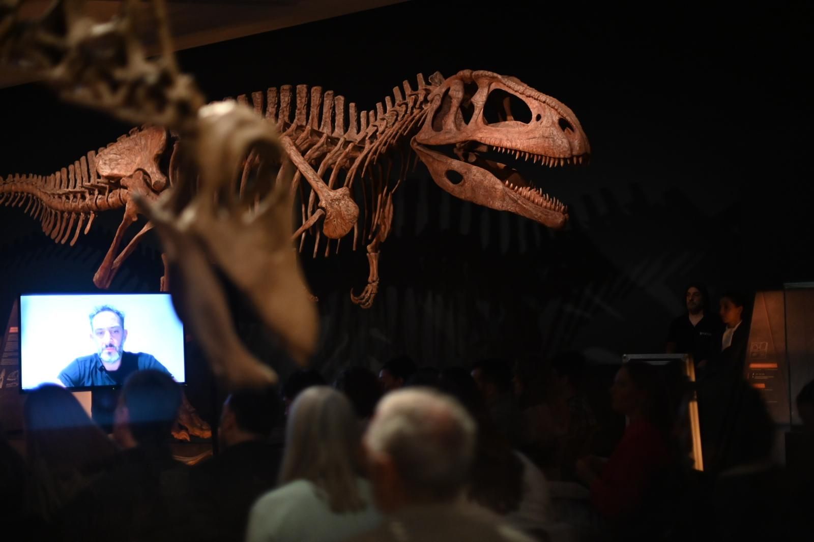 En imágenes | El dinosaurio más grande conocido conquista el Caixaforum de Zaragoza