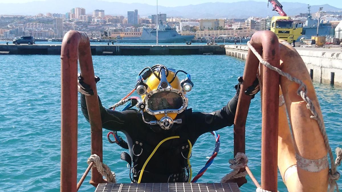 El buzo industrial natural de Murcia a punto de introducirse bajo el mar