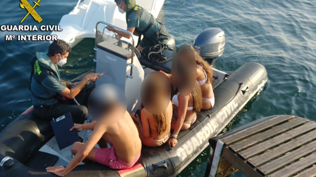 El rescate de los jóvenes en el mar a la deriva en un patín