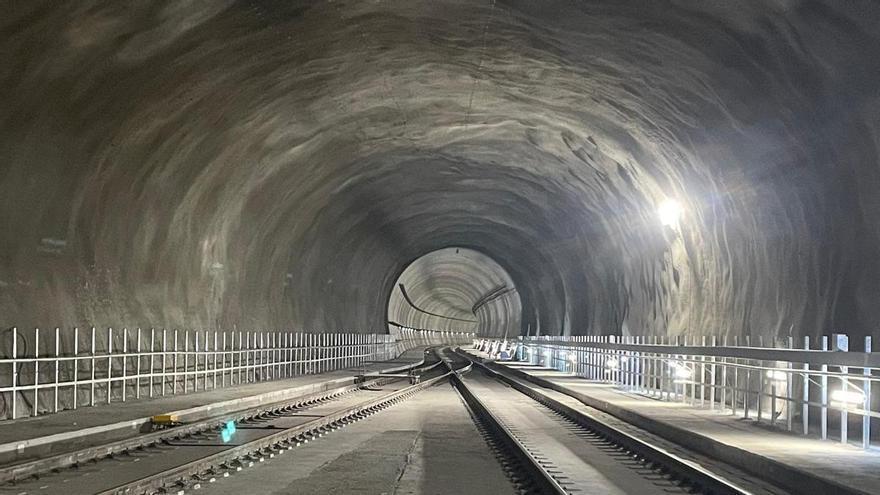 Adif completa la obra del acceso por tren al puerto exterior de punta Langosteira