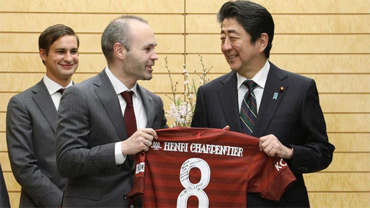 Iniesta visita al primer ministro de Japón: "Soy muy optimista esta temporada"